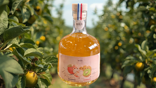 Rhum arrangé pur jus de canne Pomme, kiwi et miel des montagnes - Recette artisanale.